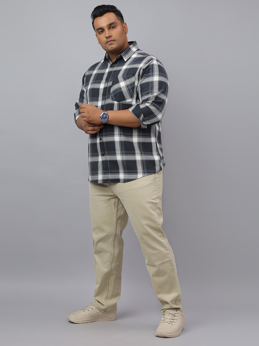Men Grey, White and Blue Cotton Checks 1 Pocket Slim Fit Casual Shirt
